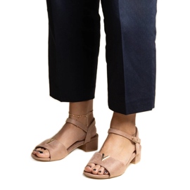 Sandale cu toc mic de culoare bej închis, cu cataramă Horner