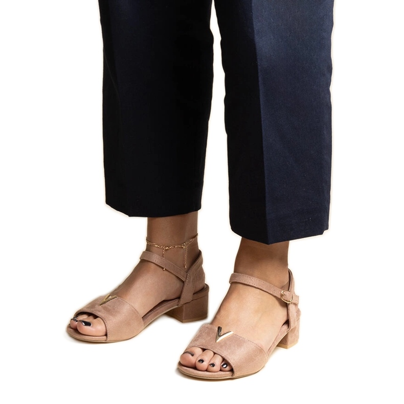 Sandale cu toc mic de culoare bej închis, cu cataramă Horner Sandale cu toc mic de culoare bej închis, cu cataramă Horner