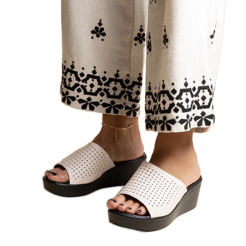 Papuci albi cu pană ajurata din piele ecologică Garvin Papuci albi cu pană ajurata din piele ecologică Garvin