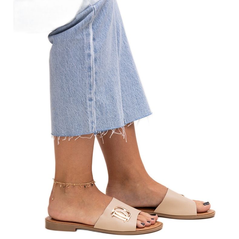 Sandale cu cataramă bej de la Almeita