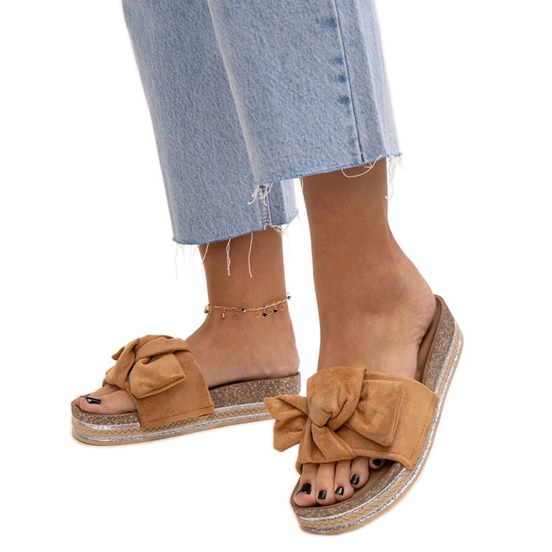 Flip-flops maro cu o talpă masivă Peletra