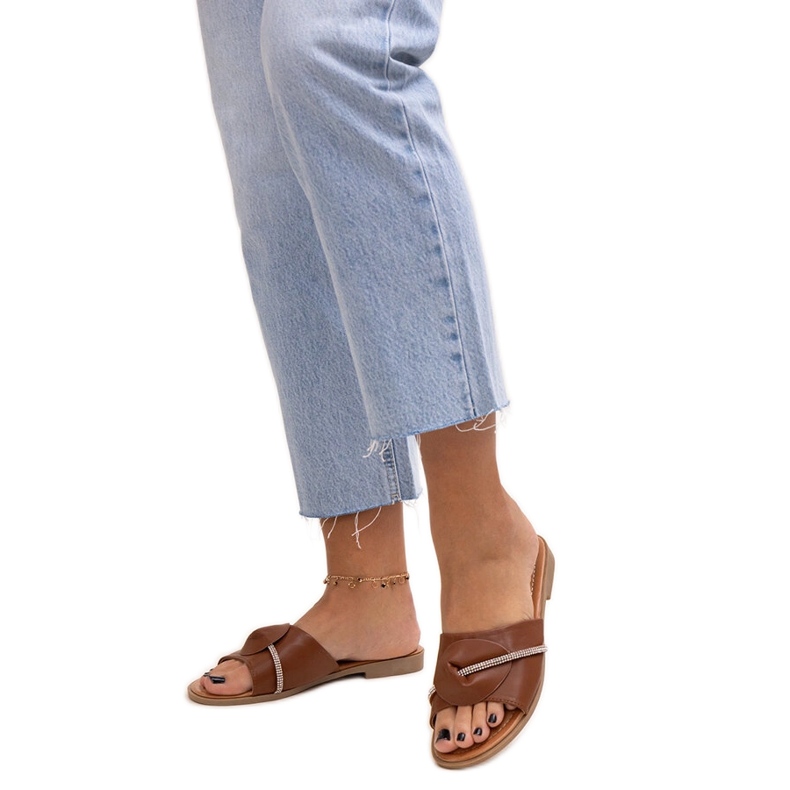 Pălării decorate cu o curea cu zirconi Amari maro Pălării decorate cu o curea cu zirconi Amari maro