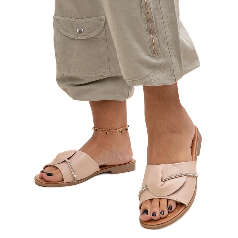 Pălării decorate cu o curea cu zirconi Amari bej