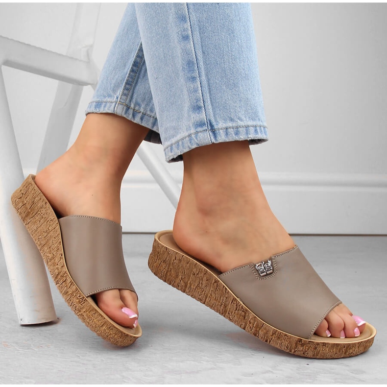 Papuci cappuccino damă confortabili din piele Helios 130.42 bej Papuci cappuccino damă confortabili din piele Helios 130.42 bej