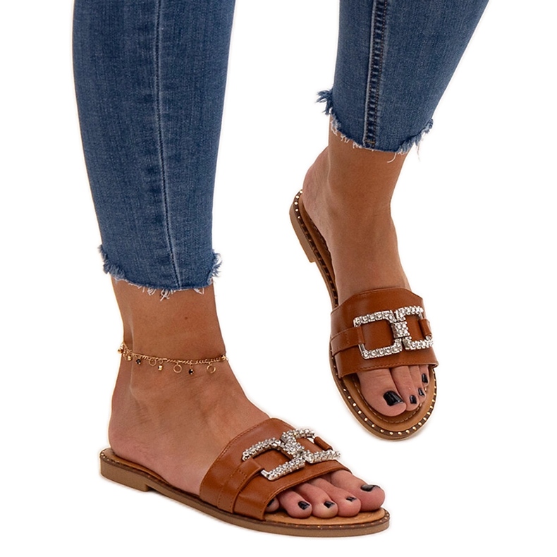 Șlapi maro cu cataramă decorativă de la Rochaela