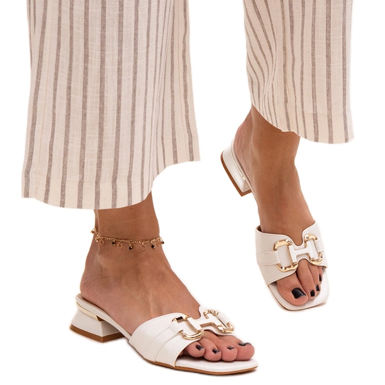 Flip-flops cu toc jos, cu cataramă decorativă Luara alb