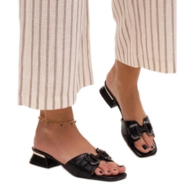 Flip-flops cu toc jos, cu cataramă decorativă Luara negru