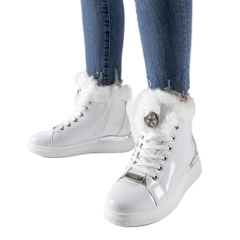 Tenisi albi lacuiti cu blana de la Fiemme