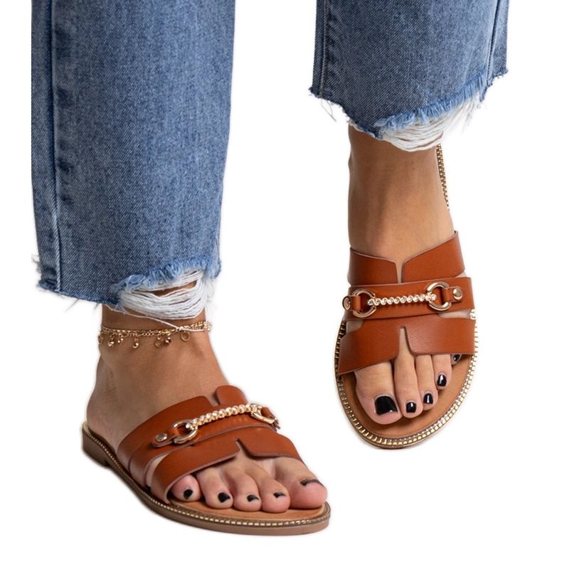 Flip-flops maro cu accesorii aurii de la Drahomíra