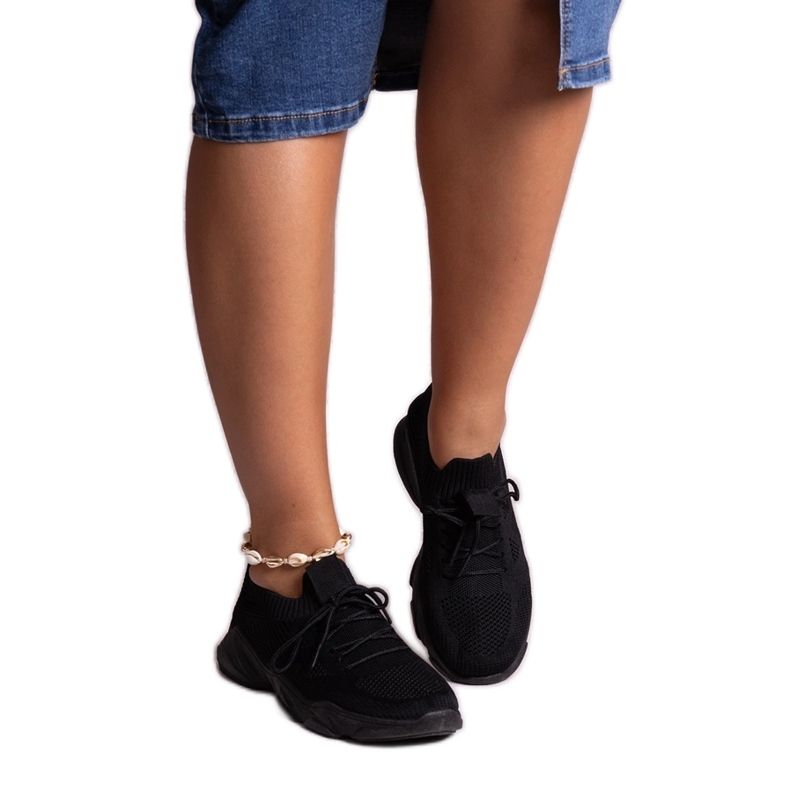 Adidași din material negru de la Madi Adidași din material negru de la Madi