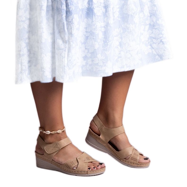 Sandale bej Kirane cu pană joasă Sandale bej Kirane cu pană joasă