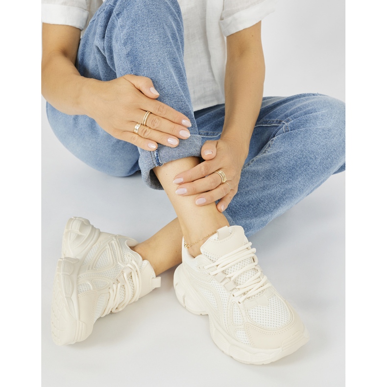 Adidași bej cu talpă groasă