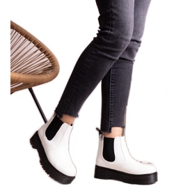 Botine albe cu platformă de la Lessaya Botine albe cu platformă de la Lessaya