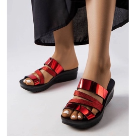 Pompi eleganti din piele lacuita cu toc negru Pompi eleganti din piele lacuita cu toc negru