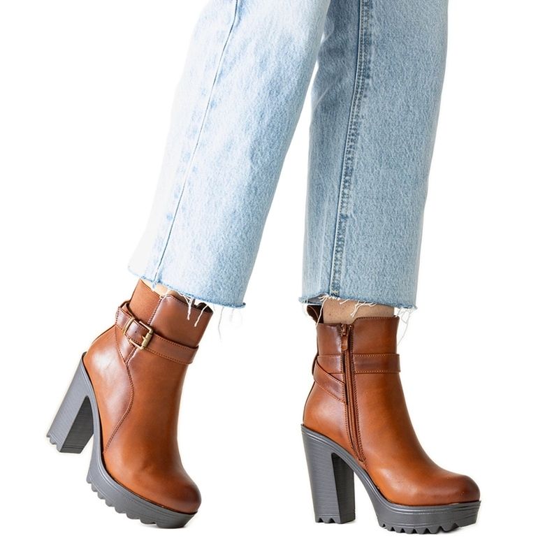 Botine maro cu toc inalt de la Lubena