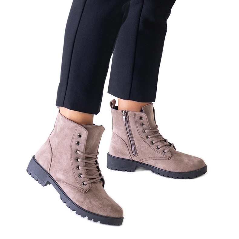 Cizme de muncitor maro din piele intoarsa ecologica pe platforma Barosa Cizme de muncitor maro din piele intoarsa ecologica pe platforma Barosa