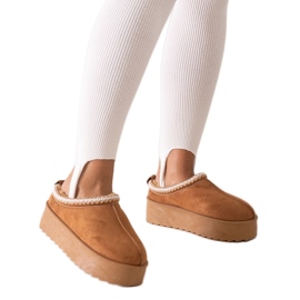 Papuci maro decorati cu broderie pe o platforma inalta de Luanela