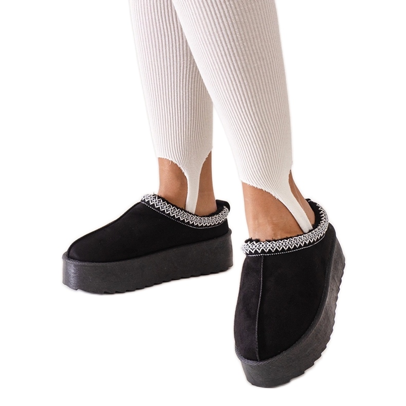 Papuci negri decorati cu broderie pe o platforma inalta Luanel negru