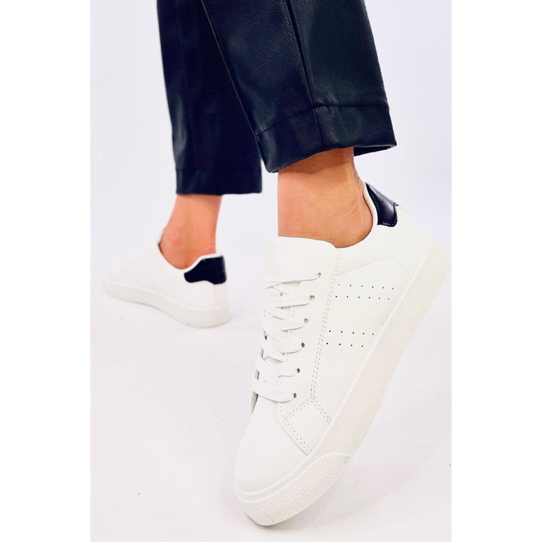 Adidași de damă de culoare neagră alb