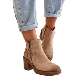 Botine de dama izolate bej