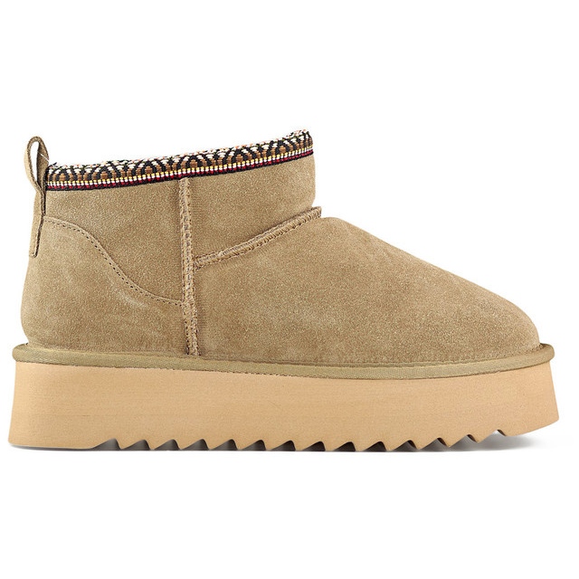 Cizme de zăpadă damă din piele, cizme de iarnă izolate maro