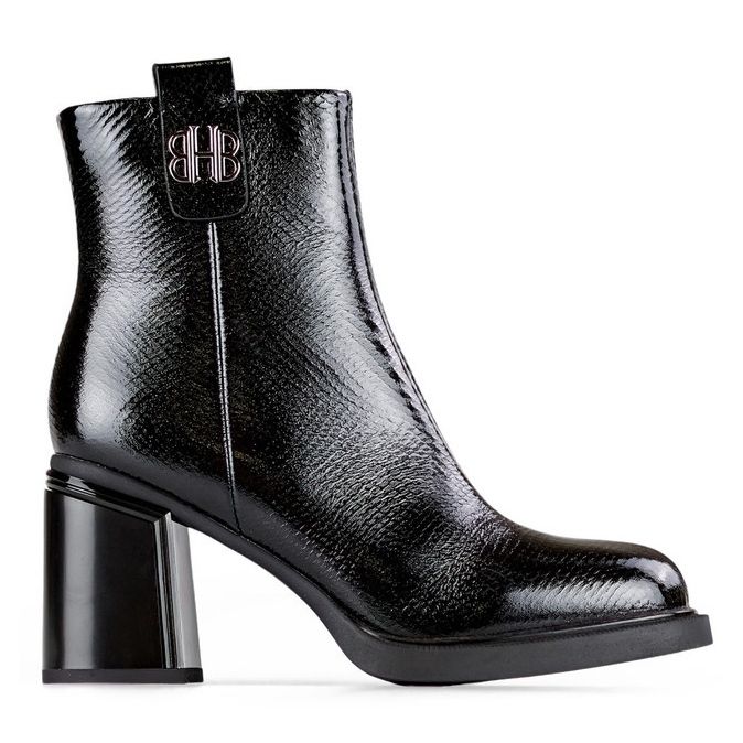 Botine de dama din piele lacuita cu toc inalt, pantofi cu toc din piele izolata negru Botine de dama din piele lacuita cu toc inalt, pantofi cu toc din piele izolata negru