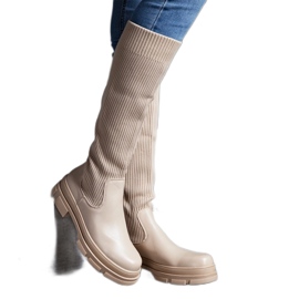 Cizme bej cu slip-on cu partea superioară flexibilă pe o talpă masivă Elthea