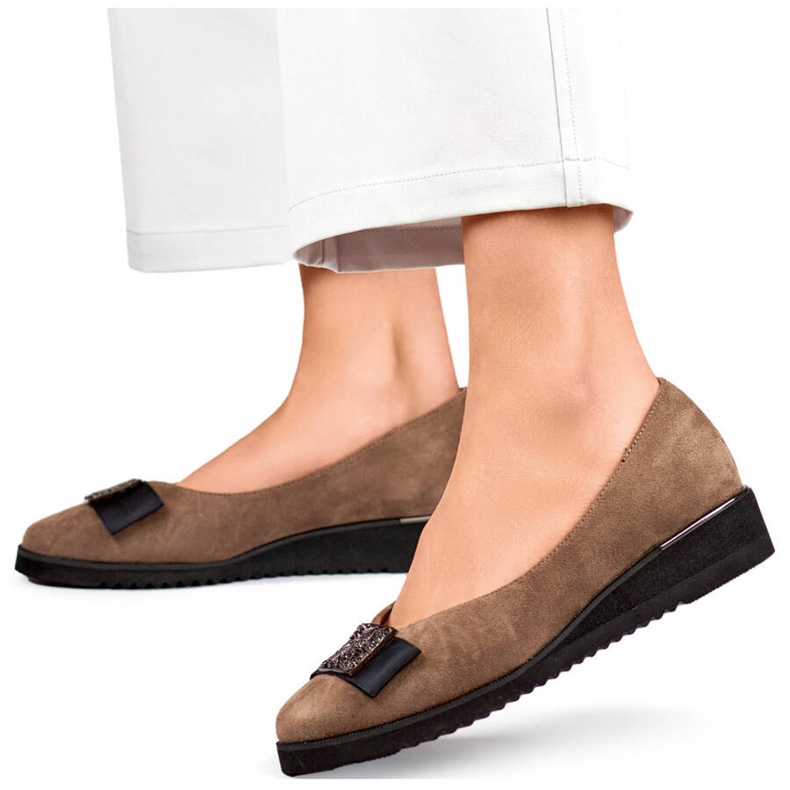 Pantofi cu pană de damă din piele intoarsa cu decor tau GD-FL766T bej Pantofi cu pană de damă din piele intoarsa cu decor tau GD-FL766T bej