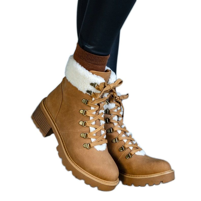 Cizme maro cu șireturi decorate cu o haină din piele de oaie Moses Cizme maro cu șireturi decorate cu o haină din piele de oaie Moses