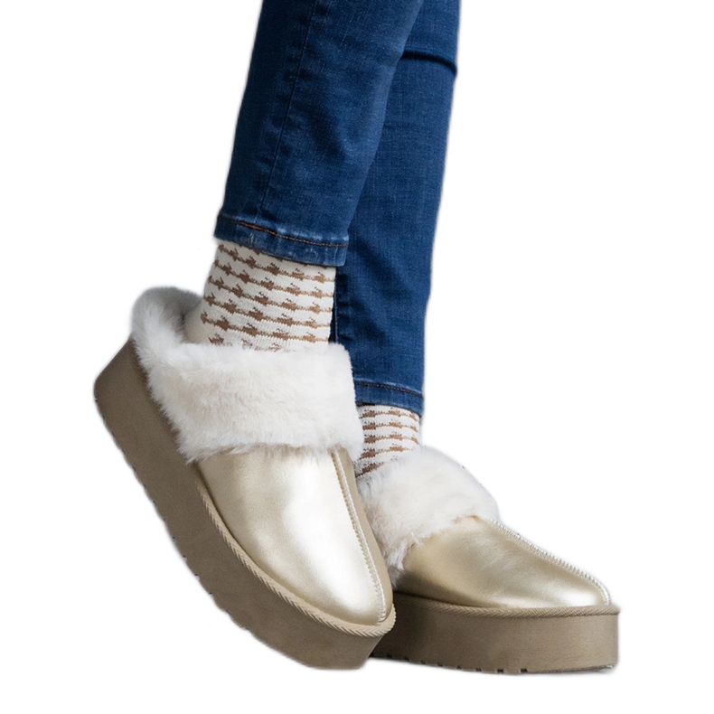 Papuci aurii cu platforma decorati cu blana cu banda elastica la calcai de aur Papuci aurii cu platforma decorati cu blana cu banda elastica la calcai de aur