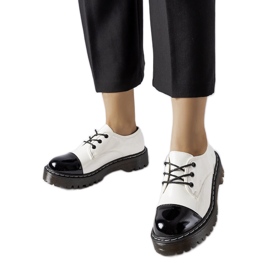 Pantofi lacuți albi și negri Pantofi lacuți albi și negri