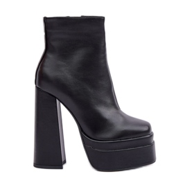 Botine negre izolate pe o platformă masivă și toc înalt negru