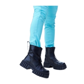 Botine negre izolate cu fermoar negru