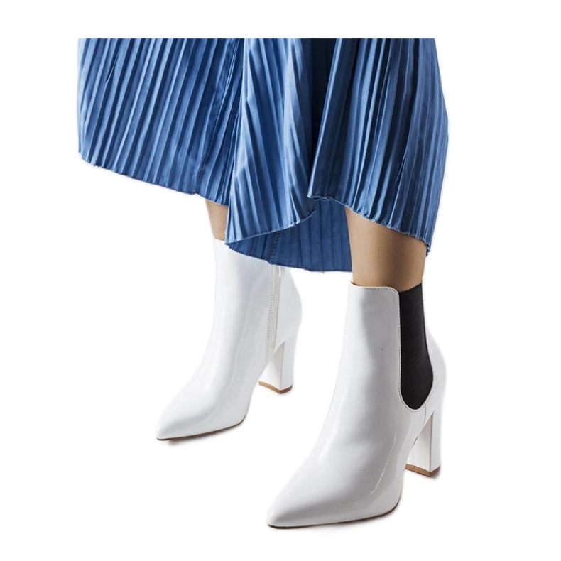 Botine albe lacuite cu fermoar Botine albe lacuite cu fermoar