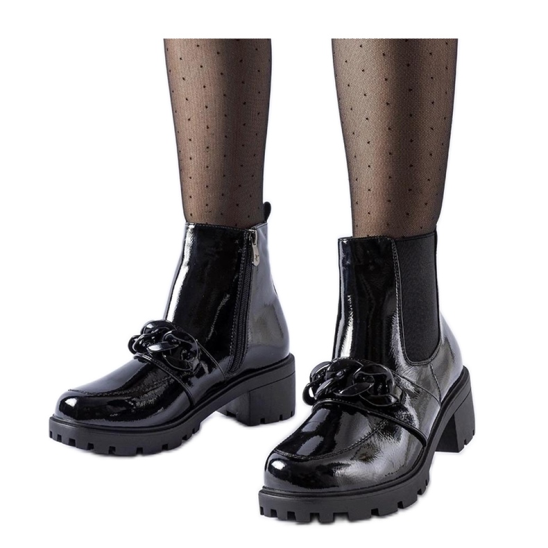Botine izolate din piele lăcuită neagră cu cataramă negru