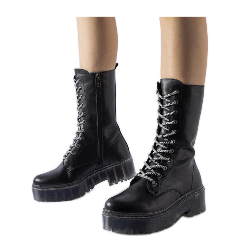 Cizme negre, piele naturala, izolate negru