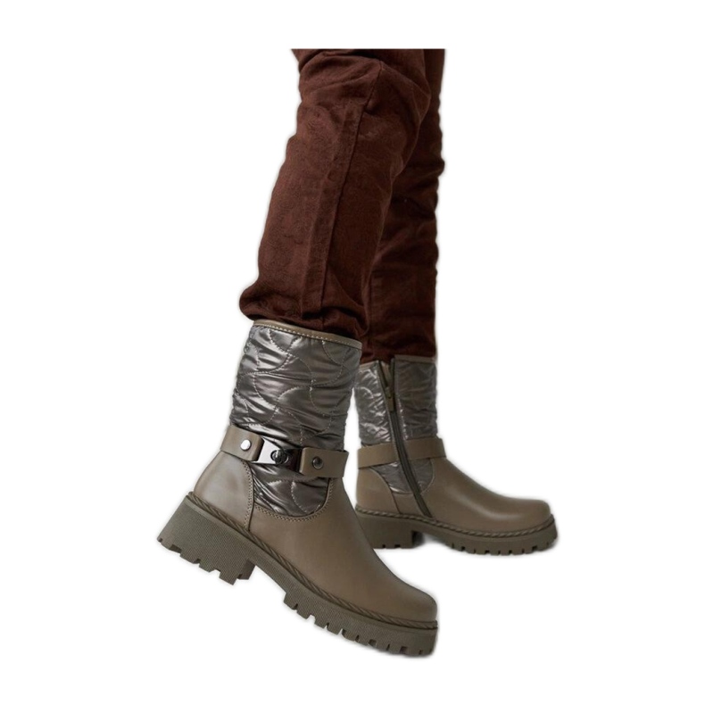 Botine izolate verzi cu curea decorativă verde