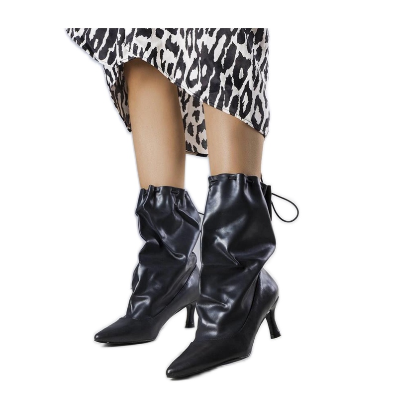 Cizme negre cu toc jos negru Cizme negre cu toc jos negru