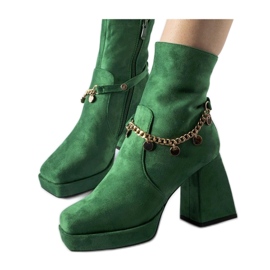 Botine izolate verzi cu pandantiv verde