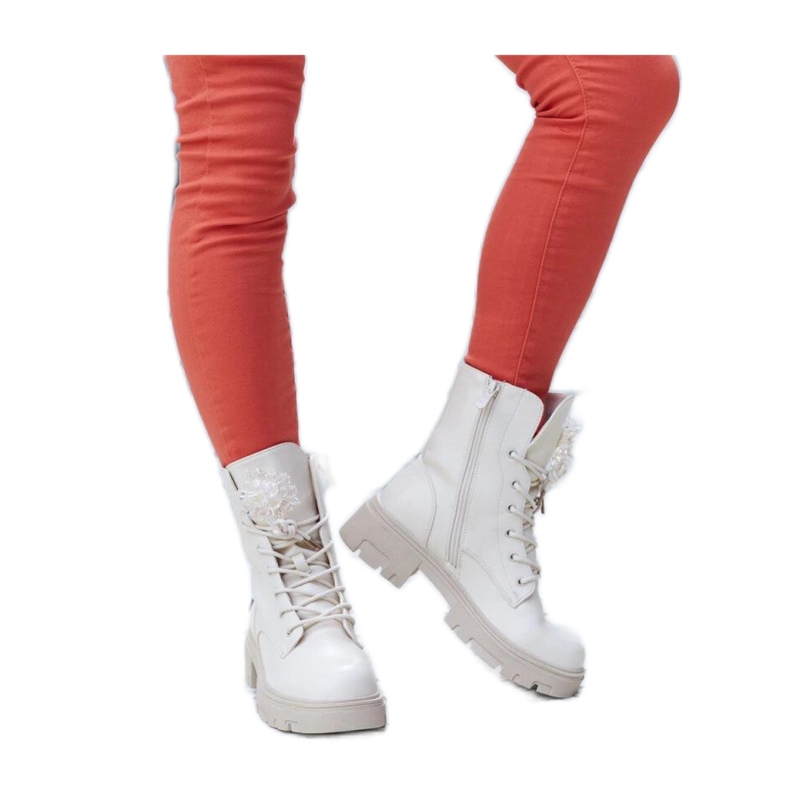 Botine bej cu margele decorative Botine bej cu margele decorative