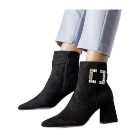 Cizme negre pe un stâlp cu zirconi negru Cizme negre pe un stâlp cu zirconi negru