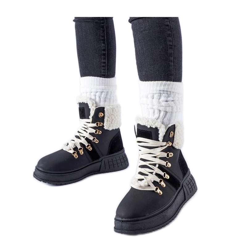 Muncitori de culoare pe o platformă masivă negru