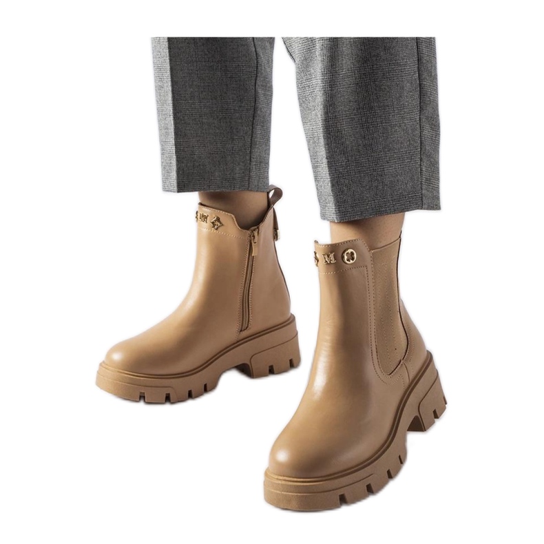 Botine decorative izolate bej