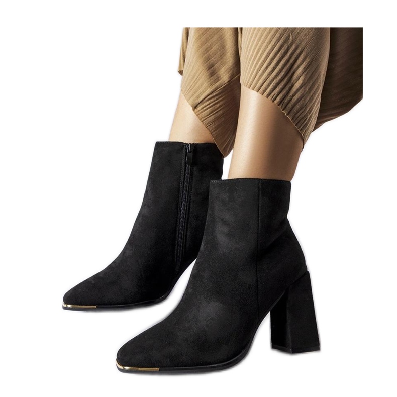 Botine negre din piele de căprioară pe stâlp negru