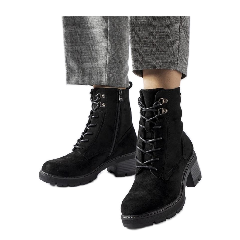 Botine negre cu șireturi negru