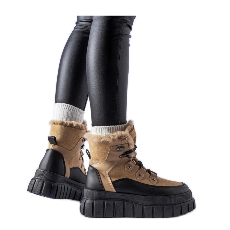 Cizme bej pe o talpă masivă Cizme bej pe o talpă masivă