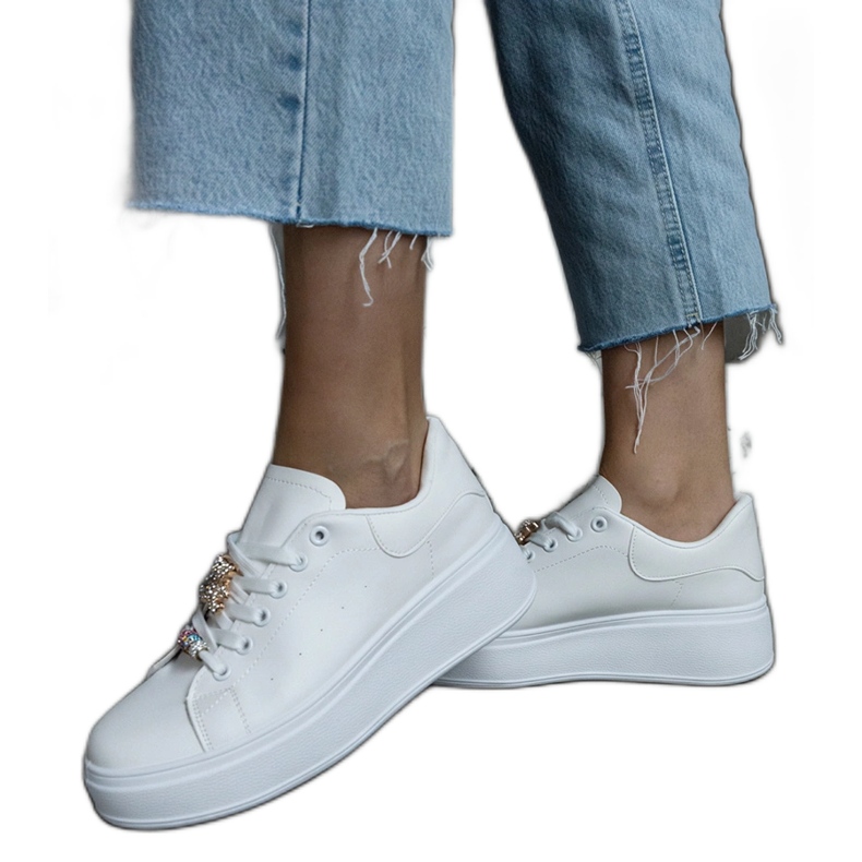 Tenisi albi cu platformă decorați cu un ursuleț de pluș