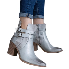 Botine argintii cu toc înalt decorate cu decupaj Botine argintii cu toc înalt decorate cu decupaj