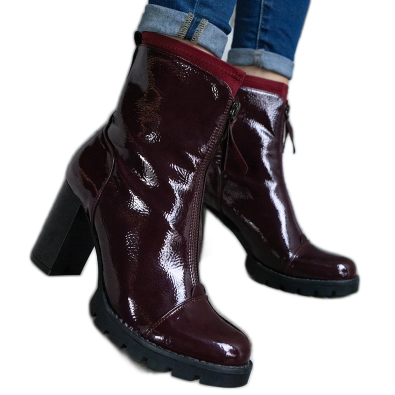 Botine lacuite bordeaux decorate cu închizătoare roșu Botine lacuite bordeaux decorate cu închizătoare roșu