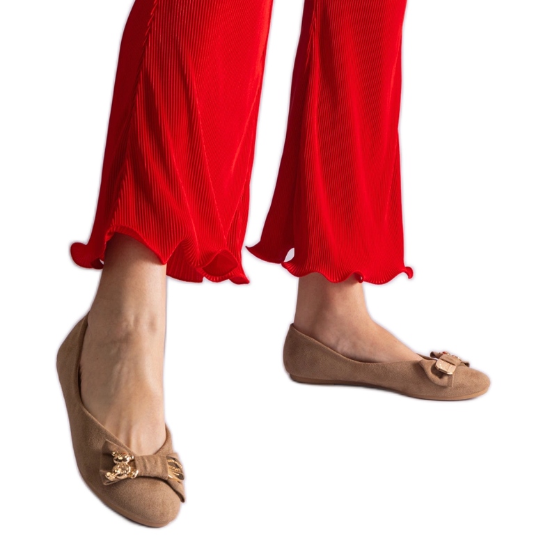 Balerini bej decorati cu fundita si brosa